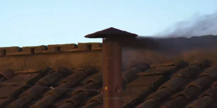 Não há (ainda) novo Papa. Veja o vídeo da chaminé a deitar fumo negro