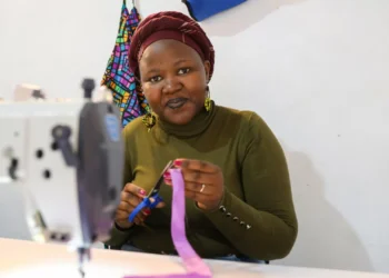 Marcelina é licenciada, mas sobrevive a vender molina nas ruas de Maputo