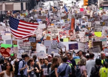 Queda de popularidade de Donald Trump, em ritmo vertical, impressiona tanto quanto a sua desastrosa política.