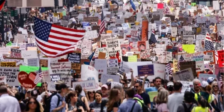 Queda de popularidade de Donald Trump, em ritmo vertical, impressiona tanto quanto a sua desastrosa política.