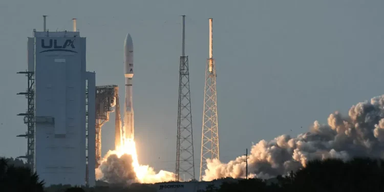 Amazon lança primeiro lote de satélites de internet, desafiando domínio da Starlink