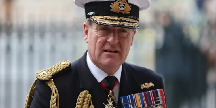 Chefe da Marinha britânica demite-se por alegada relação com colega