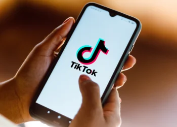 TikTok é multado pela UE por transferência de dados para a China