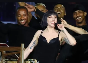 Diferentemente de Madonna, Lady Gaga dá as caras em ensaio e se emociona com público brasileiro