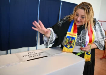 Romenos escolhem presidente em 2.ª volta: Será eurocético ou europeísta