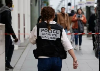 Grupo obrigava menina de 14 anos a prostituir-se em Paris. Mãe denunciou