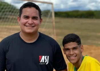 Luva de Pedreiro diz que vai leiloar boneco para pagar multa milionária