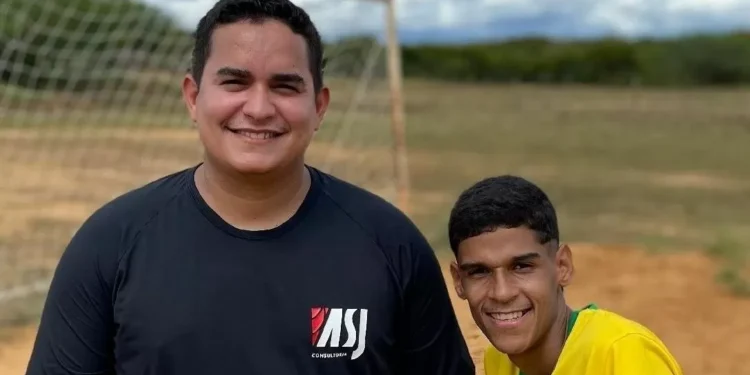 Luva de Pedreiro diz que vai leiloar boneco para pagar multa milionária