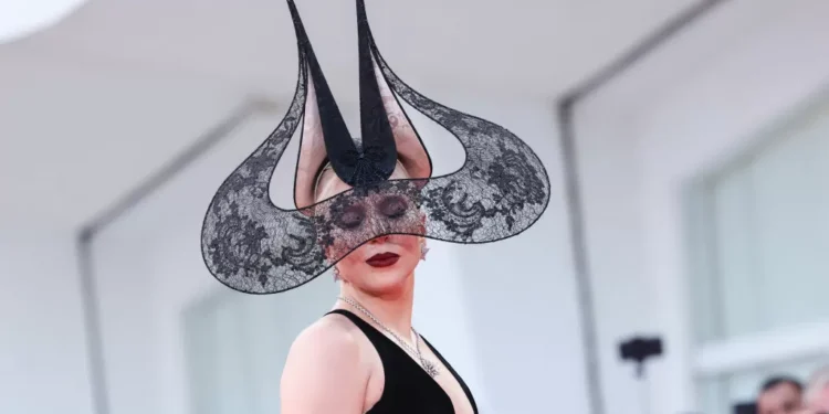 Polêmico, fashion, bizarro? Os looks icônicos de Lady Gaga, estrela pop que mais causa na moda