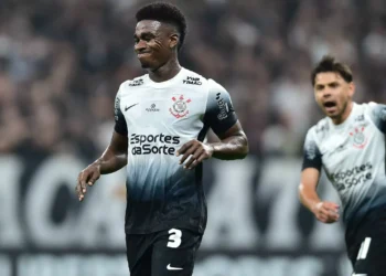 Félix Torres perde espaço e pode ser negociado pelo Corinthians