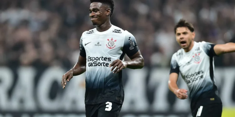 Félix Torres perde espaço e pode ser negociado pelo Corinthians