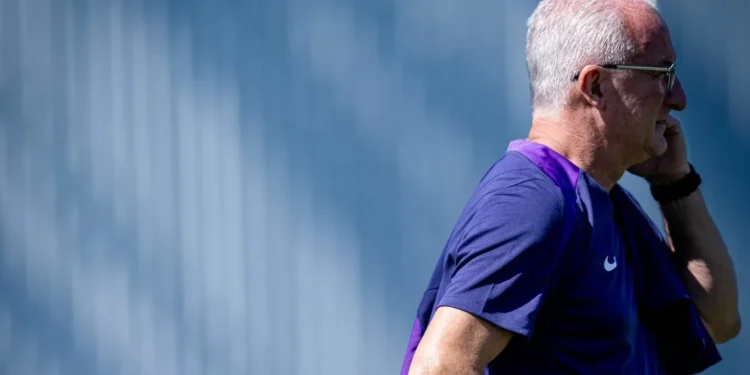 Dorival sobre pênalti de Memphis: “Alguns momentos precisam de intervenção”