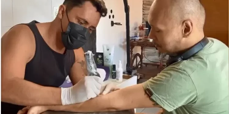 Projeto social tatua informações que salvam vidas