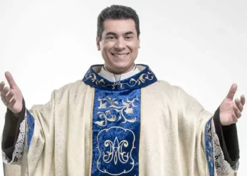 O padre influencer que se negou a batizar bebê reborn