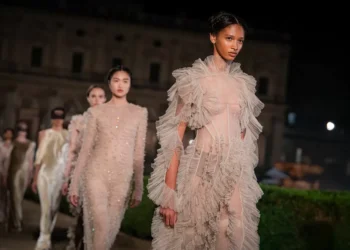 Dior celebra a ‘dolce vita’ com looks claros e transparentes em palácio medieval de Roma