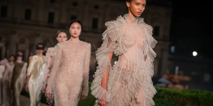 Dior celebra a ‘dolce vita’ com looks claros e transparentes em palácio medieval de Roma