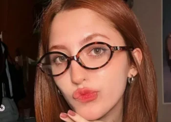 A influenciadora que narra a Bíblia em tom de fofoca