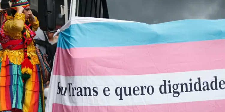 Menos de 6% dos projetos por direitos de pessoas trans avançam nos estados