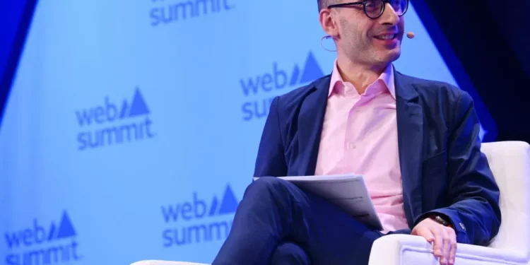 Educação é a solução para impasses criados pela inteligência artificial, diz especialista italiano