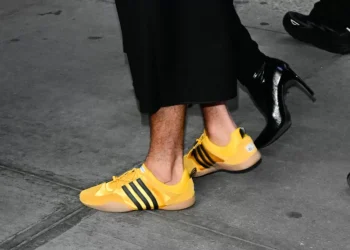 Esqueça os neutros! Os tênis coloridos que andam fazendo a cabeça, ou melhor, os pés dos estilosos