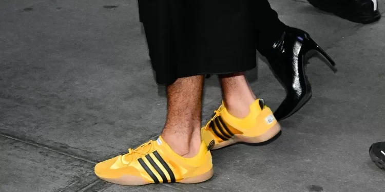 Esqueça os neutros! Os tênis coloridos que andam fazendo a cabeça, ou melhor, os pés dos estilosos