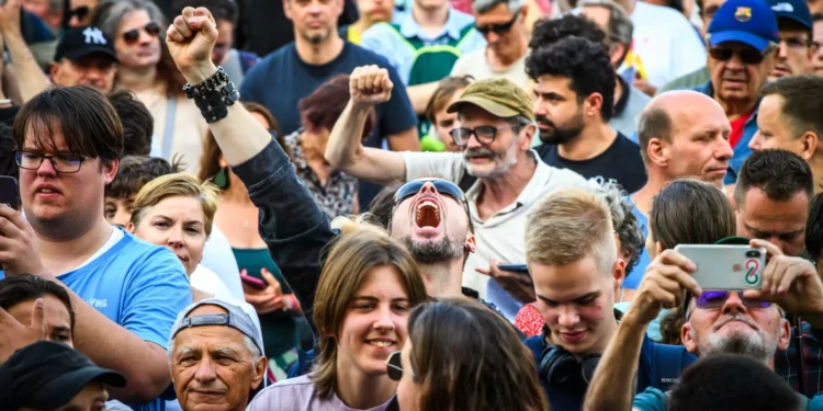 Milhares nas ruas em Budapeste em nome da resistência ao governo de Orbán