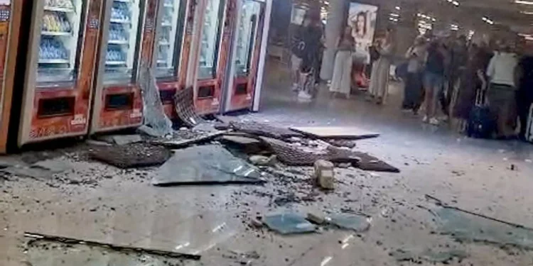 Teto do aeroporto de Palma de Maiorca colapsa junto a recolha de bagagens