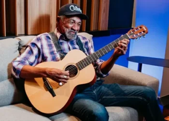 Sambista que perdeu a voz volta a cantar graças a IA