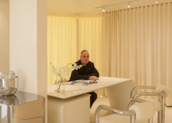 Conheça o novo ateliê sob medida de Reinaldo Lourenço: “Espaço bem maior”