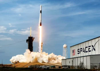 Satélites da Starlink emitem sinais que ameaçam telescópios na Terra