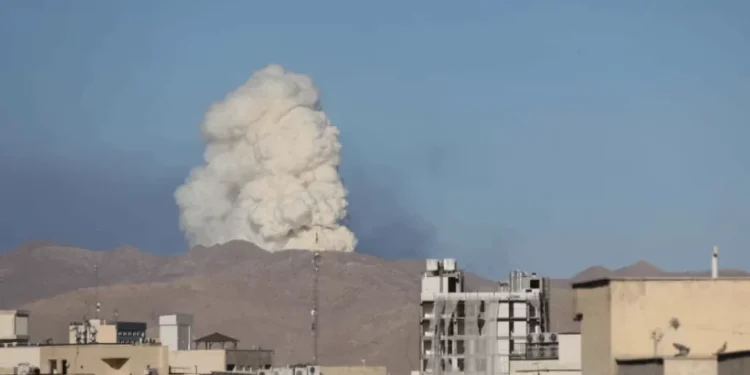 Israel ataca reator nuclear do Irã e a situação amplia a possibilidade de um grande conflito bélico. 430 pessoas foram mortas até então.