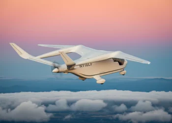 Avião elétrico faz voo histórico até Nova York, marcando nova era na aviação