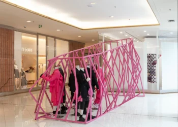 Como é a primeira loja da Comme des Garçons, grife japonesa preferida de Lady Gaga e Rihanna, no Brasil?