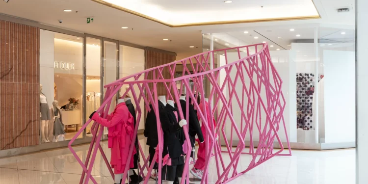 Como é a primeira loja da Comme des Garçons, grife japonesa preferida de Lady Gaga e Rihanna, no Brasil?