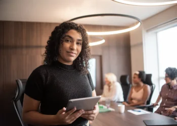 Profissionais trans ganham 20% menos no Brasil, revela estudo