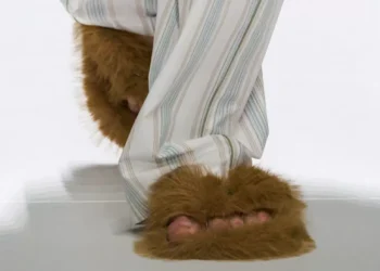 A inusitada tendência de chinelos masculinos na semana de moda de Milão