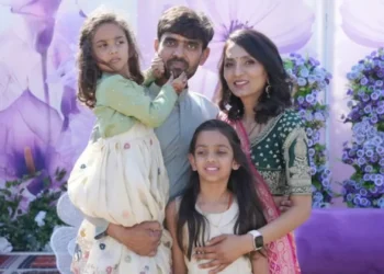 Meninas ficam órfãs após acidente na Índia. Mãe tinha morrido há 18 dias