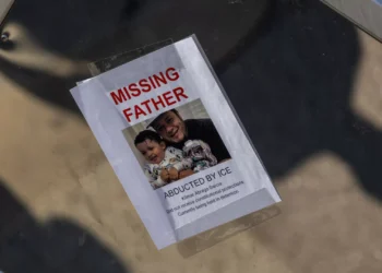 Juíza dos EUA ordena libertação de salvadorenho deportado por “erro”