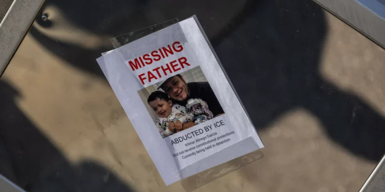 Juíza dos EUA ordena libertação de salvadorenho deportado por “erro”