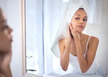 Plástica sem cortes? A evolução dos fios de sustentação como opção para levantar o rosto sem cirurgia