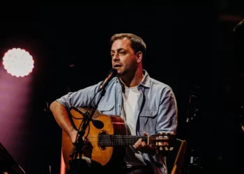 UMA VOZ, UM VIOLÃO E UMA INTERPRETAÇÃO INDISCRITÍVEL! A ORQUESTRA PORTUGUESA CHAMADA ANTÓNIO ZAMBUJO.