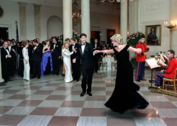 Veja 10 looks icônicos da princesa Diana que viraram moda e deixaram a realeza de cabelo em pé