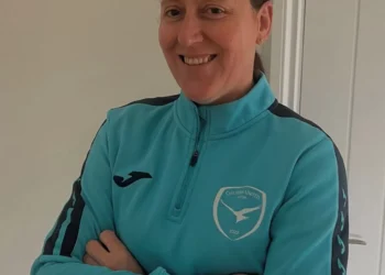 A treinadora brasileira Mara De Ros acaba de assumir um novo desafio no cenário europeu ao ser anunciada como técnica do Chiltern FC.