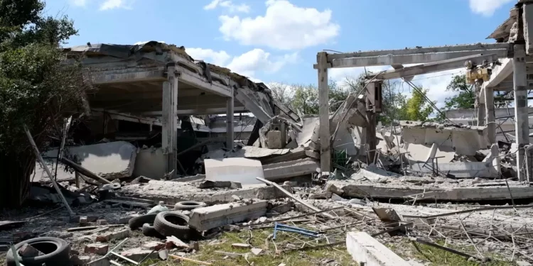 Pelo menos dois mortos e 27 feridos em ataque russo em Donetsk