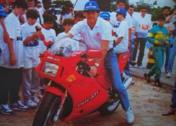 Rara moto criada em homenagem a Ayrton Senna em 2014 vai a leilão