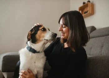 Pets ganham protagonismo nas decisões de vida dos tutores, aponta estudo
