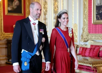 Os surpreendentes e altamente simbólicos looks de Kate Middleton na recepção de Macron na Inglaterra