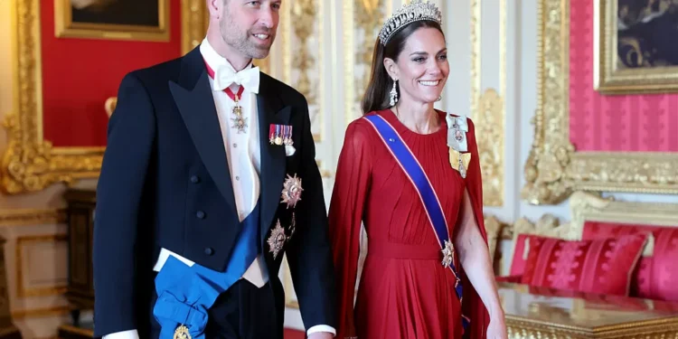 Os surpreendentes e altamente simbólicos looks de Kate Middleton na recepção de Macron na Inglaterra