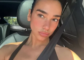 O que são os cílios fantasma, tendência de maquiagem adotada por Dua Lipa e Hailey Bieber?
