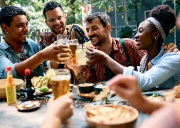 Amizade pode ser tão central na vida quanto relações amorosas, diz pesquisa